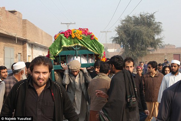 Khung cảnh tan hoang trong vụ thảm sát trường học kinh hoàng ở Pakistan 30