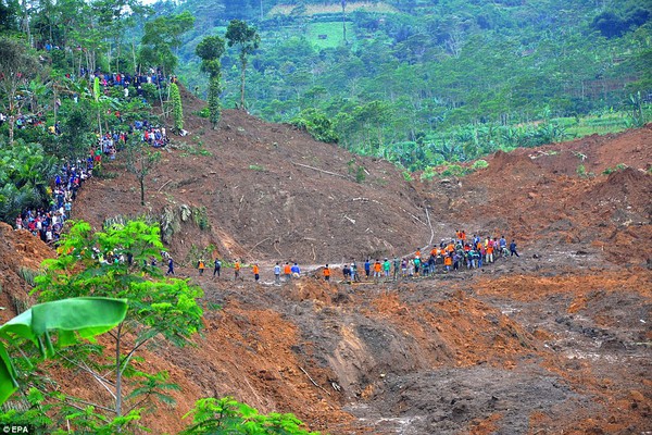 Sạt lở đất kinh hoàng nhấn chìm cả làng xuống lòng đất, ít nhất 32 người chết 3