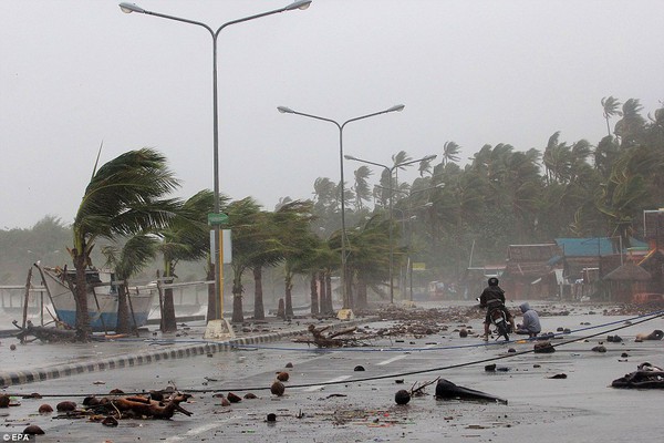 Chùm ảnh người dân Philippines vật vã chống lại bão Hagupit 14