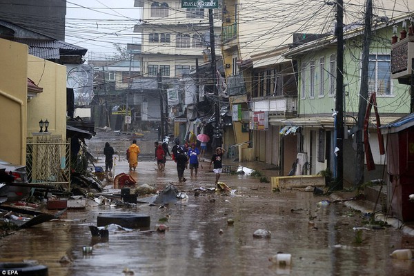 Chùm ảnh người dân Philippines vật vã chống lại bão Hagupit 15