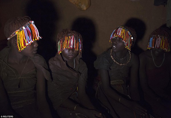 Chùm ảnh những cô dâu bật khóc trong hủ tục cướp vợ ở châu Phi 8