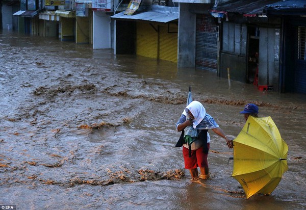 Chùm ảnh người dân Philippines vật vã chống lại bão Hagupit 17