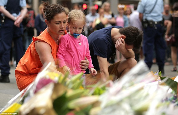 Hàng ngàn bó hoa, nước mắt khóc thương nạn nhân trong vụ bắt cóc ở Sydney 16