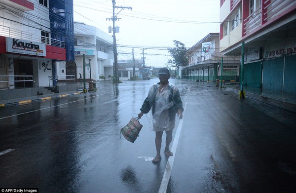 Chùm ảnh người dân Philippines vật vã chống lại bão Hagupit 18