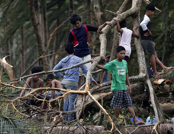 Chùm ảnh người dân Philippines vật vã chống lại bão Hagupit 19