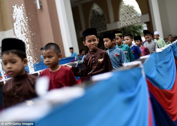 Hơn 100 thiếu niên Malaysia tham gia nghi lễ cắt bao quy đầu truyền thống 2