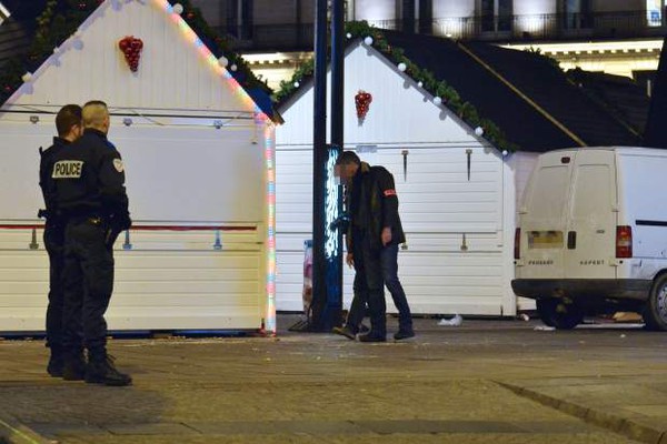 Pháp: Tài xế điên đâm xe vào hội chợ khiến 10 người bị thương rồi rút dao tự tử  2