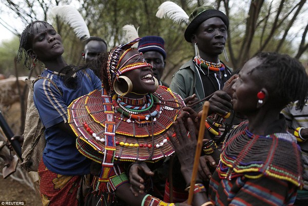Chùm ảnh những cô dâu bật khóc trong hủ tục cướp vợ ở châu Phi 6