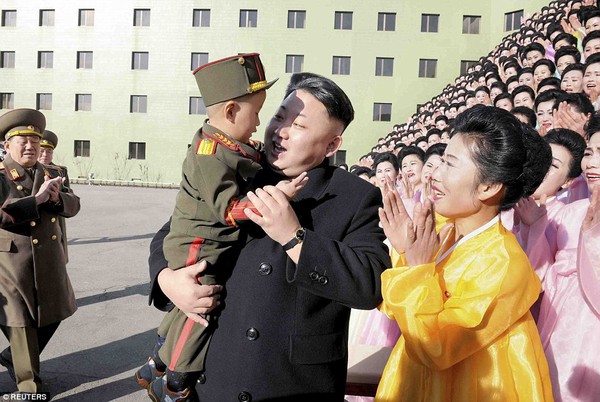 H&agrave;ng trăm phụ nữ Triều Ti&ecirc;n kh&oacute;c nức nở khi được chụp ảnh c&ugrave;ng l&atilde;nh đạo Kim Jong-un 2