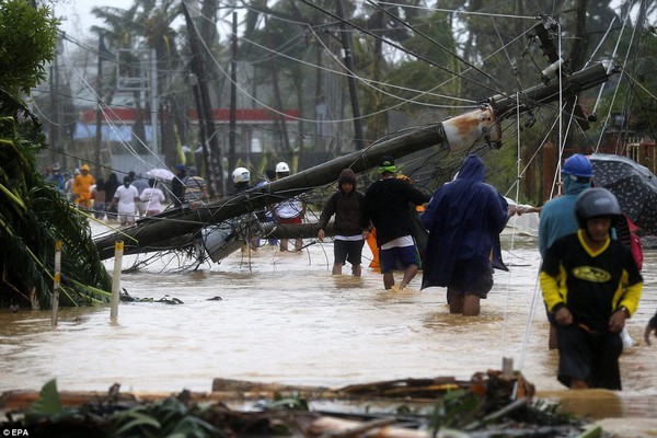 Chùm ảnh người dân Philippines vật vã chống lại bão Hagupit 5