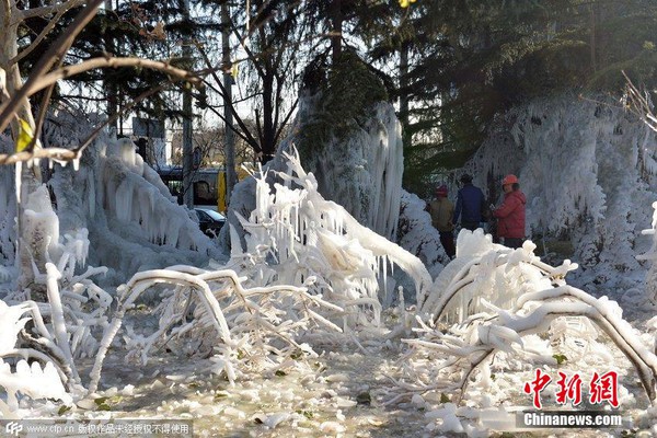 Vỡ ống dẫn nước ở Bắc Kinh tạo ra cảnh băng tuyết tuyệt đẹp 2