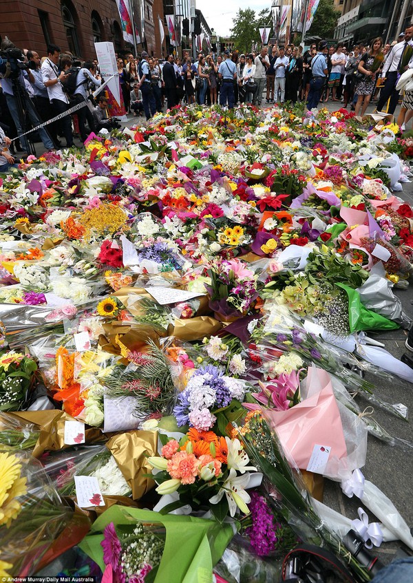 Hàng ngàn bó hoa, nước mắt khóc thương nạn nhân trong vụ bắt cóc ở Sydney 1