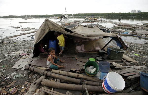 Chùm ảnh người dân Philippines vật vã chống lại bão Hagupit 21