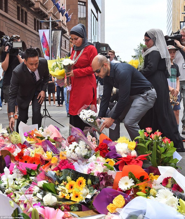"Rừng hoa" tưởng nhớ các nạn nhân vụ bắt cóc con tin tại Sydney gây tranh cãi 9