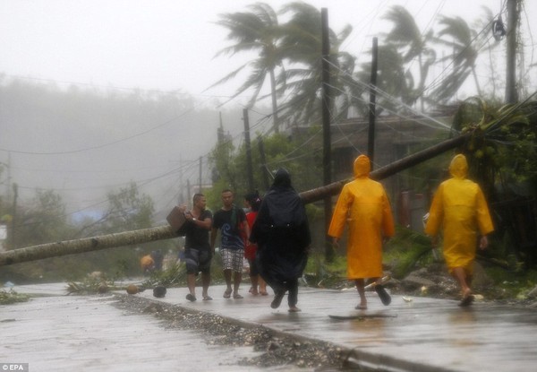 Chùm ảnh người dân Philippines vật vã chống lại bão Hagupit 22