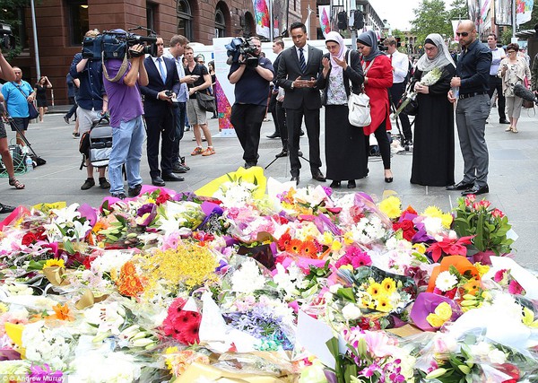 Hàng ngàn bó hoa, nước mắt khóc thương nạn nhân trong vụ bắt cóc ở Sydney 22