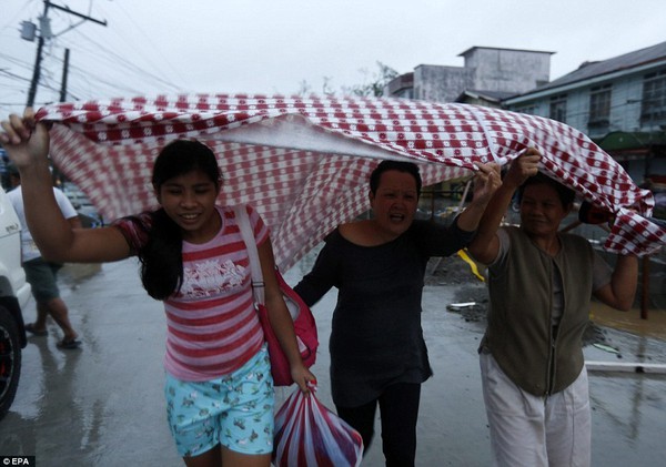 Chùm ảnh người dân Philippines vật vã chống lại bão Hagupit 23