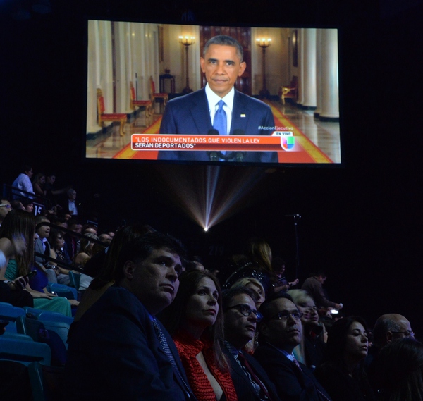 Tổng thống Obama &ocirc;m y t&aacute; Nina Phạm l&agrave; khoảnh khắc ấn tượng trong năm của Mỹ 24