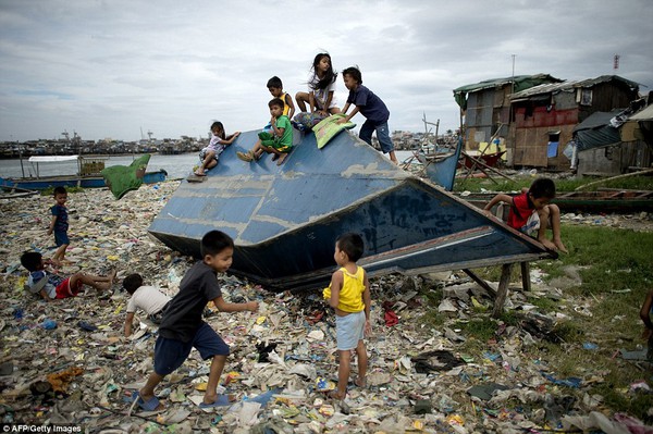 Chùm ảnh người dân Philippines vật vã chống lại bão Hagupit 25