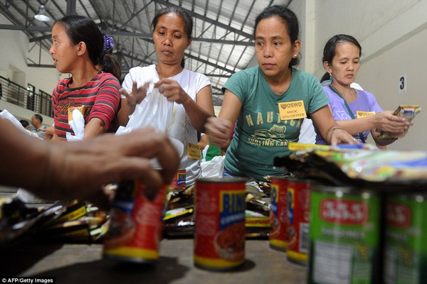 Chùm ảnh người dân Philippines vật vã chống lại bão Hagupit 28