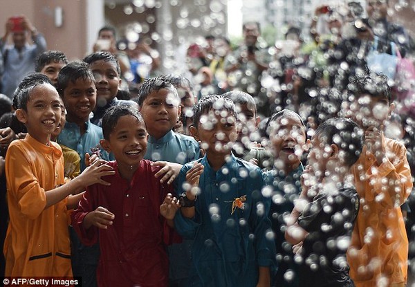 Hơn 100 thiếu niên Malaysia tham gia nghi lễ cắt bao quy đầu truyền thống 3