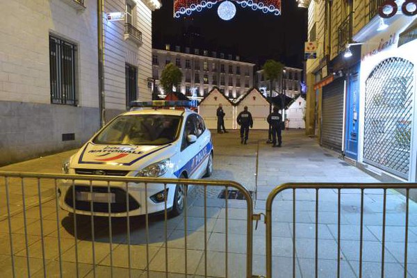 Pháp: Tài xế điên đâm xe vào hội chợ khiến 10 người bị thương rồi rút dao tự tử  3