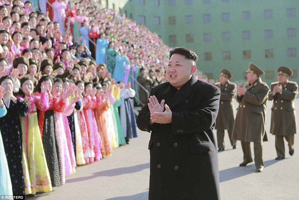 H&agrave;ng trăm phụ nữ Triều Ti&ecirc;n kh&oacute;c nức nở khi được chụp ảnh c&ugrave;ng l&atilde;nh đạo Kim Jong-un 3