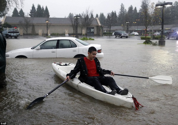 Chùm ảnh cận cảnh lũ lụt ở California do cơn bão lớn nhất 5 năm qua gây ra 3