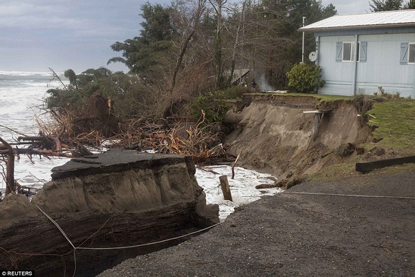Chùm ảnh cận cảnh lũ lụt ở California do cơn bão lớn nhất 5 năm qua gây ra 19
