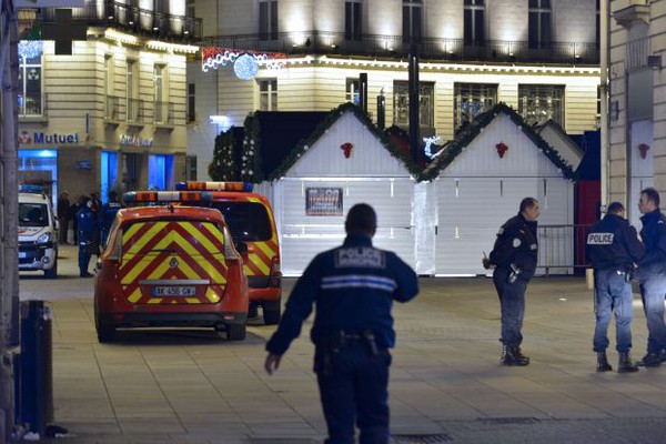 Pháp: Tài xế điên đâm xe vào hội chợ khiến 10 người bị thương rồi rút dao tự tử  4