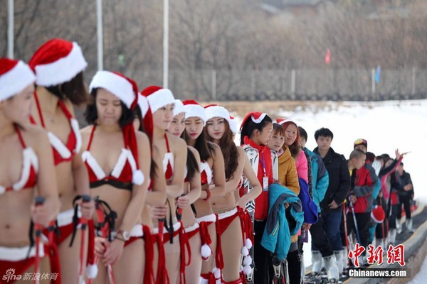 Dàn mỹ nữ mặc bikini nóng bỏng đón Giáng sinh giữa trời 0 độ C  2