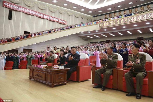 H&agrave;ng trăm phụ nữ Triều Ti&ecirc;n kh&oacute;c nức nở khi được chụp ảnh c&ugrave;ng l&atilde;nh đạo Kim Jong-un 4