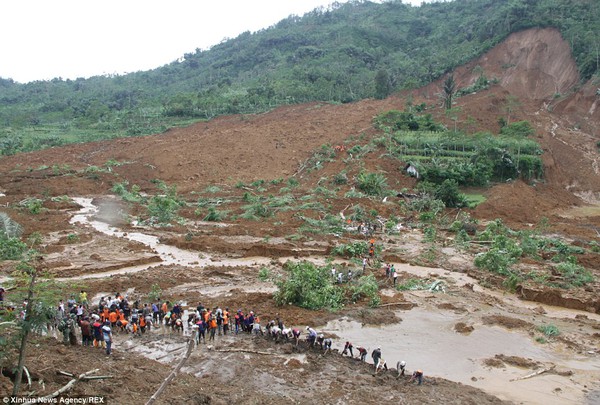 Sạt lở đất kinh hoàng nhấn chìm cả làng xuống lòng đất, ít nhất 32 người chết 7