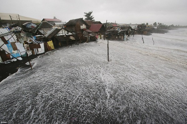 Chùm ảnh người dân Philippines vật vã chống lại bão Hagupit 6
