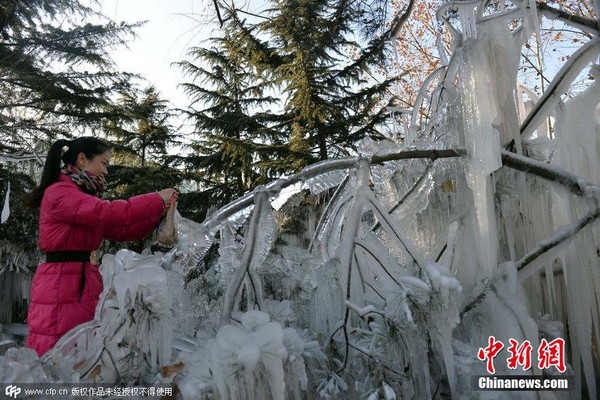 Vỡ ống dẫn nước ở Bắc Kinh tạo ra cảnh băng tuyết tuyệt đẹp 5