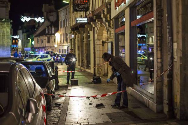 Pháp: Tài xế điên đâm xe vào hội chợ khiến 10 người bị thương rồi rút dao tự tử  5