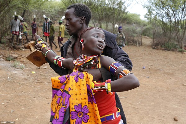 Chùm ảnh những cô dâu bật khóc trong hủ tục cướp vợ ở châu Phi 20