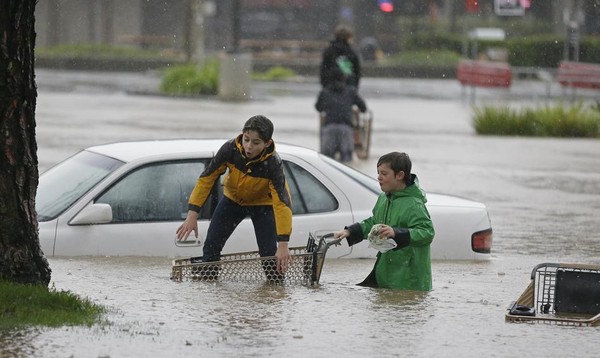 Chùm ảnh cận cảnh lũ lụt ở California do cơn bão lớn nhất 5 năm qua gây ra 1