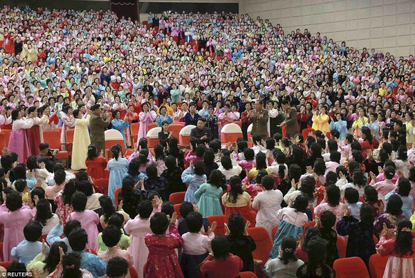 H&agrave;ng trăm phụ nữ Triều Ti&ecirc;n kh&oacute;c nức nở khi được chụp ảnh c&ugrave;ng l&atilde;nh đạo Kim Jong-un 5