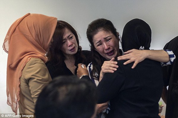 Người th&acirc;n gục ng&atilde; khi Indonesia t&igrave;m thấy nhiều thi thể v&agrave; mảnh vỡ 17