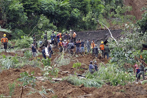 Sạt lở đất kinh hoàng nhấn chìm cả làng xuống lòng đất, ít nhất 32 người chết 12