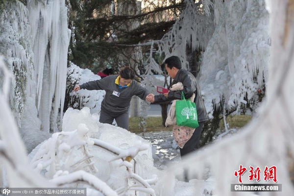 Vỡ ống dẫn nước ở Bắc Kinh tạo ra cảnh băng tuyết tuyệt đẹp 3
