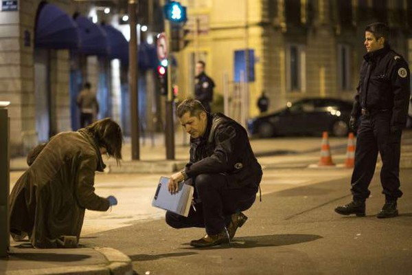 Pháp: Tài xế điên đâm xe vào hội chợ khiến 10 người bị thương rồi rút dao tự tử  6