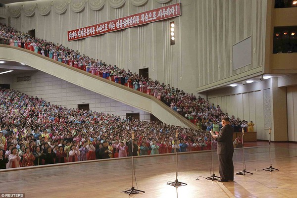 H&agrave;ng trăm phụ nữ Triều Ti&ecirc;n kh&oacute;c nức nở khi được chụp ảnh c&ugrave;ng l&atilde;nh đạo Kim Jong-un 6