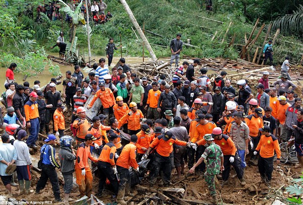 Sạt lở đất kinh hoàng nhấn chìm cả làng xuống lòng đất, ít nhất 32 người chết 8