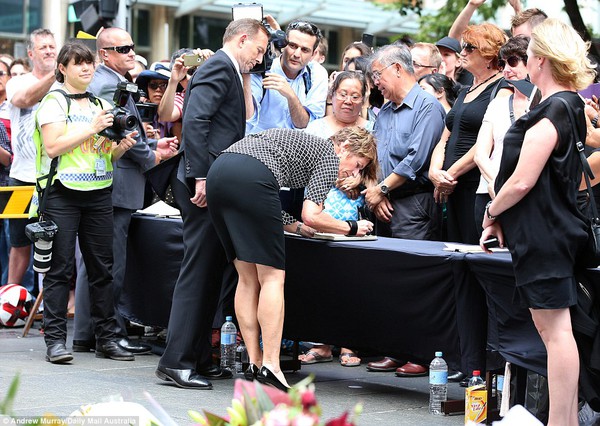 Hàng ngàn bó hoa, nước mắt khóc thương nạn nhân trong vụ bắt cóc ở Sydney 9