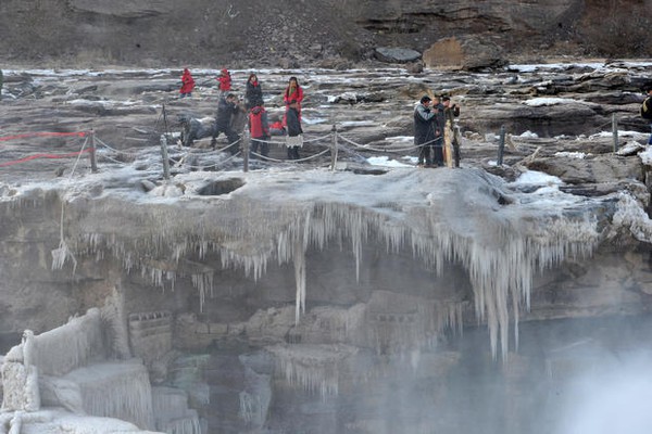 Trời lạnh -12 độ C, thác nước lớn hóa băng hút khách du lịch 5