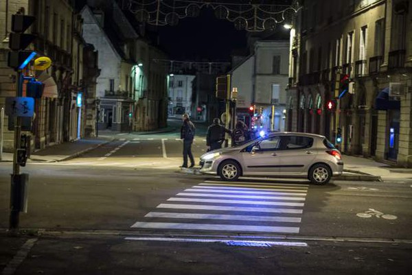 Pháp: Tài xế điên đâm xe vào hội chợ khiến 10 người bị thương rồi rút dao tự tử  7
