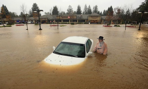 Chùm ảnh cận cảnh lũ lụt ở California do cơn bão lớn nhất 5 năm qua gây ra 2