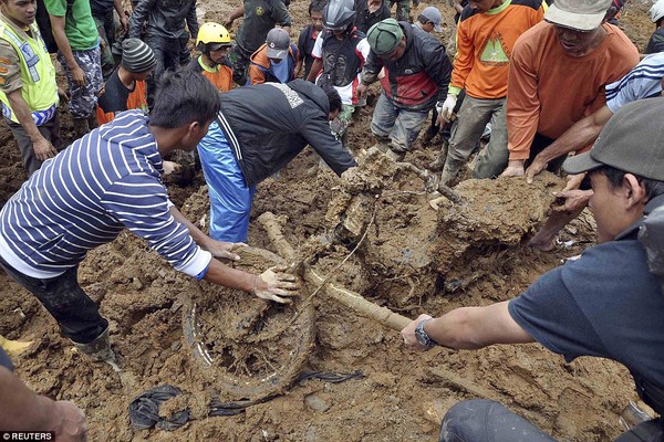 Sạt lở đất kinh hoàng nhấn chìm cả làng xuống lòng đất, ít nhất 32 người chết 9